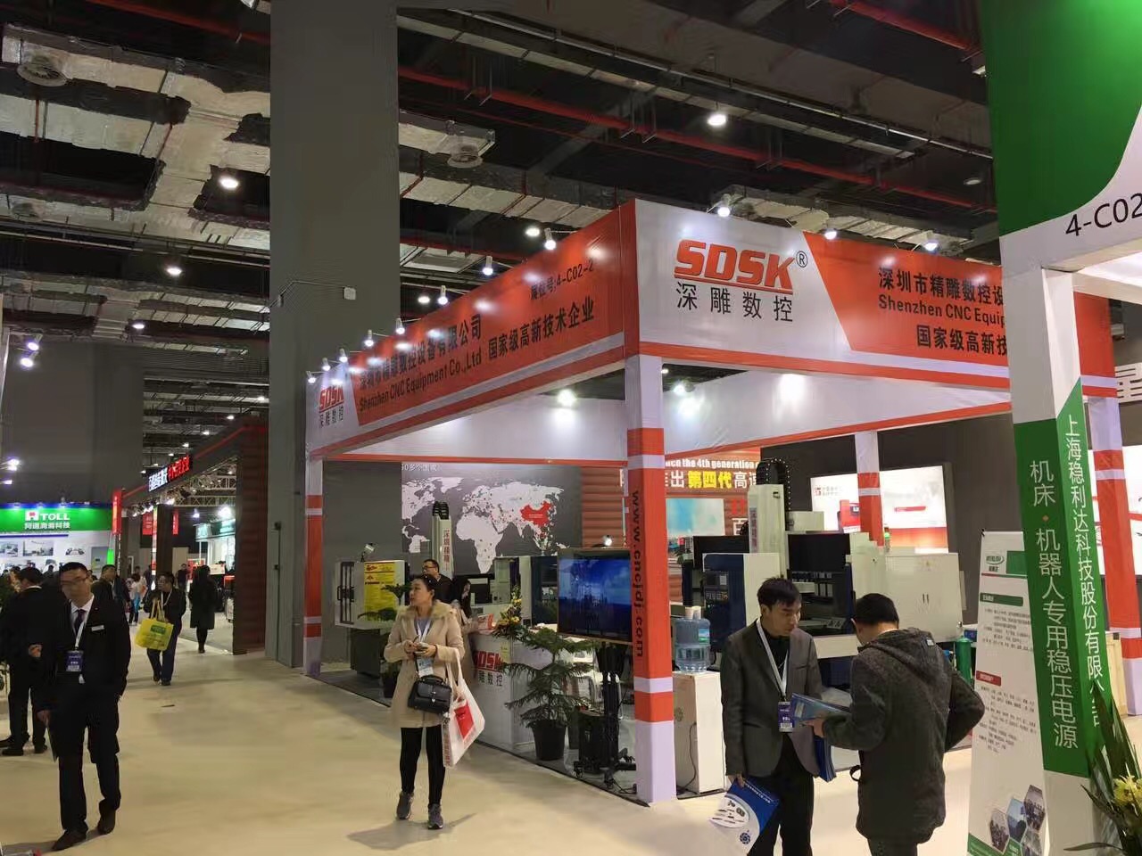 深圳精雕參加上海國際機(jī)床展會(huì)取得圓滿成功。展會(huì)上，公司主營機(jī)器，玻璃精雕機(jī)，大型精雕機(jī)，從外觀尺寸來講得到許多客戶的贊譽(yù)和認(rèn)可。
